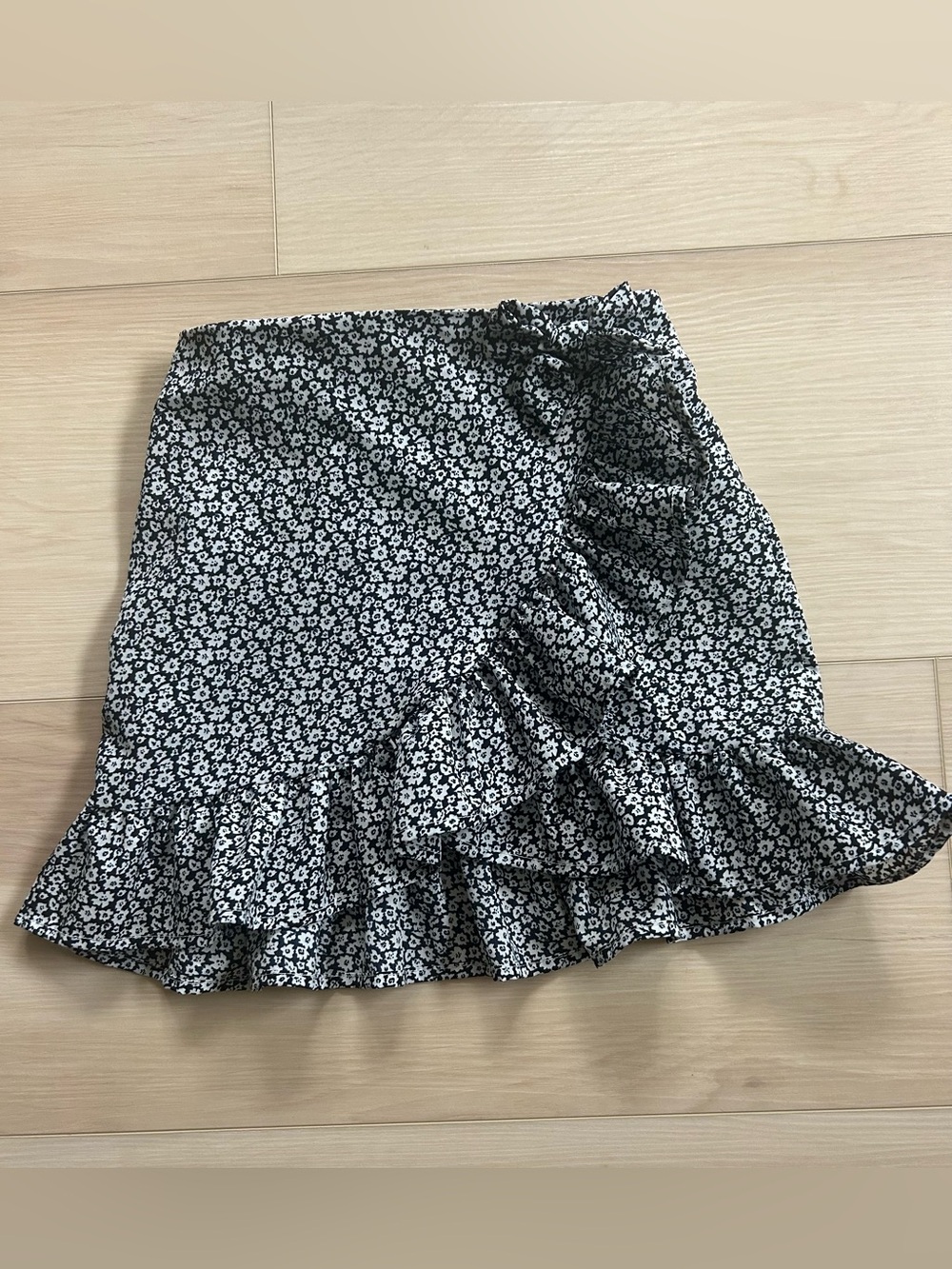 Girls ruffle skirt - size 8 youth